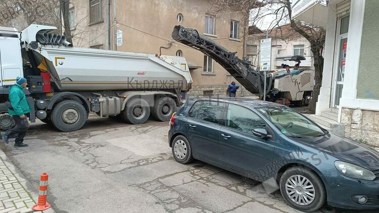 Въпреки прогнозите за дъждове ремонтите на улици в Кърджали продължават,ще асфалтират „Антим1“