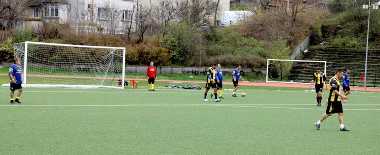 Футболни ветерани се забавляваха на стадион „Младост“