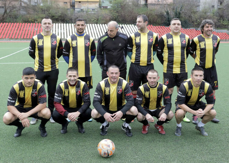 Футболни ветерани се забавляваха на стадион „Младост“