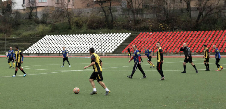 Футболни ветерани се забавляваха на стадион „Младост“