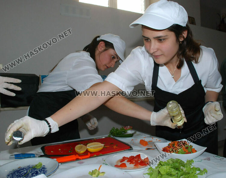 Търсят сервитьори, готвачи и продавачи в Хасково