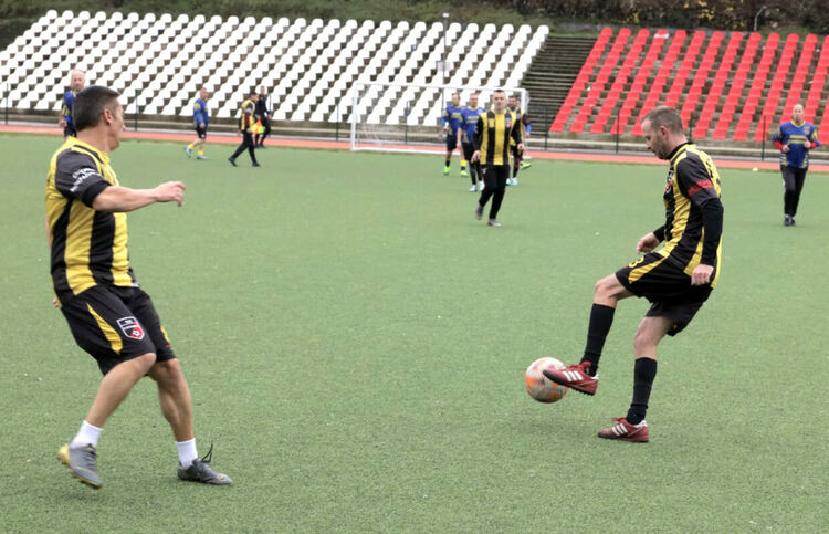 Футболни ветерани се забавляваха на стадион „Младост“