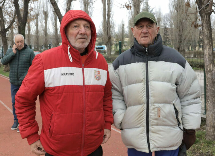 Футболни ветерани се забавляваха на стадион „Младост“