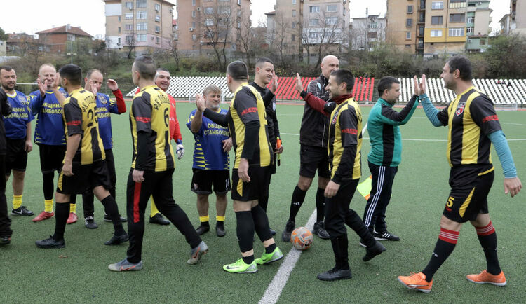 Футболни ветерани се забавляваха на стадион „Младост“