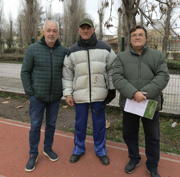 Футболни ветерани се забавляваха на стадион „Младост“