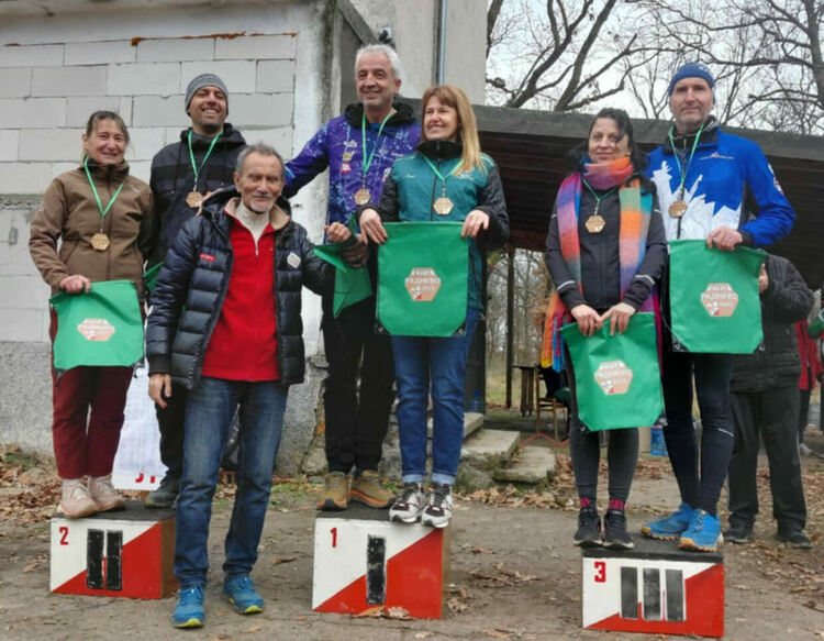 Състезателите на „Компас 1994“ с поредни отличия