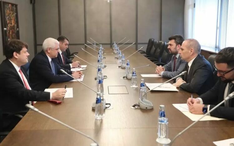 Георг Георгиев и Гроздан Караджов (вдясно) с турския дипломат Мехмет Уянък.