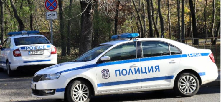 Закопчаха трима за притежание на дрога