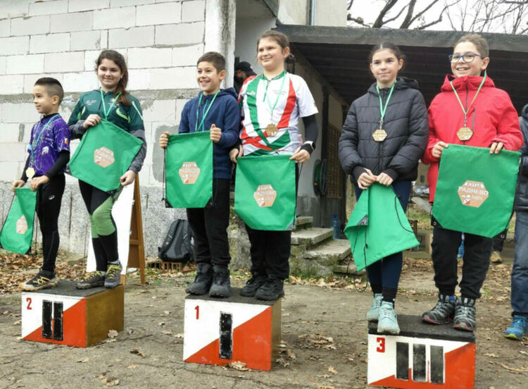 Състезателите на „Компас 1994“ с поредни отличия