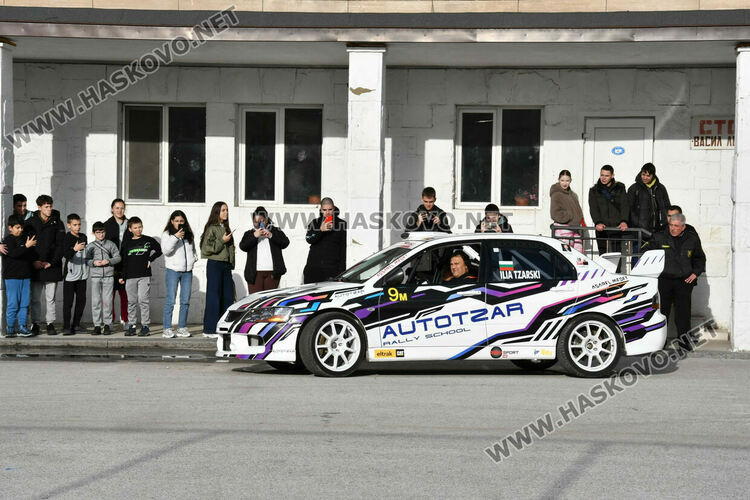 Автомобилен състезател с демонстрации и лекция за пътна безопасност в Хасково