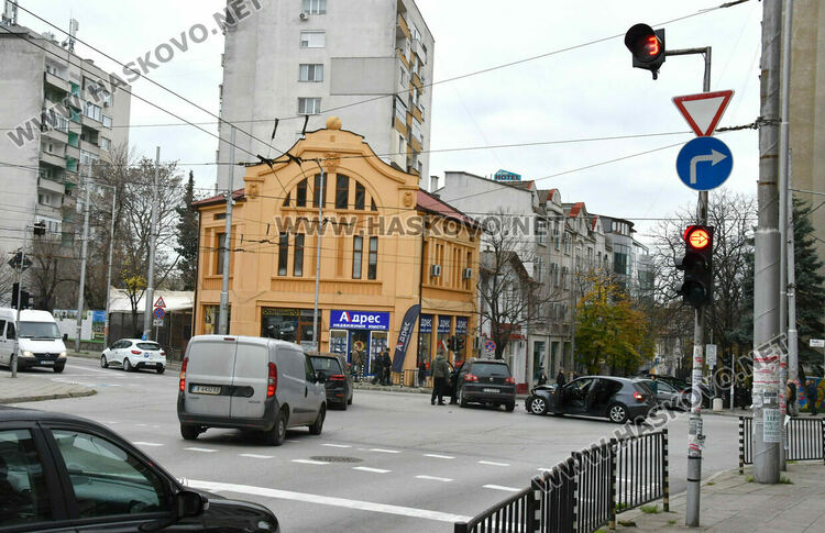 Водач на „Фолксваген“ се заби в БМВ с пътуващи майка и 2-годишно дете
