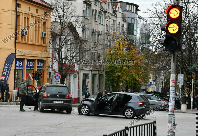 Водач на „Фолксваген“ се заби в БМВ с пътуващи майка и 2-годишно дете