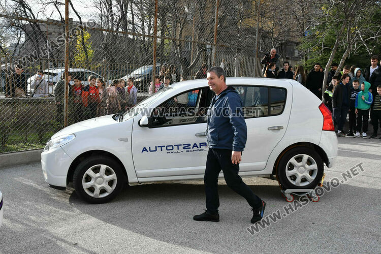 Автомобилен състезател с демонстрации и лекция за пътна безопасност в Хасково