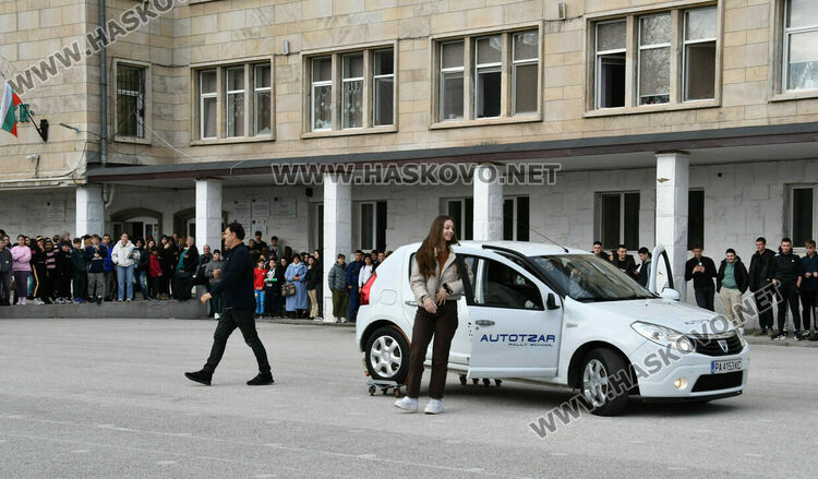 Автомобилен състезател с демонстрации и лекция за пътна безопасност в Хасково