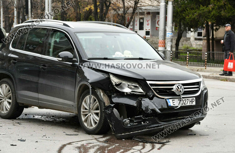 Водач на „Фолксваген“ се заби в БМВ с пътуващи майка и 2-годишно дете