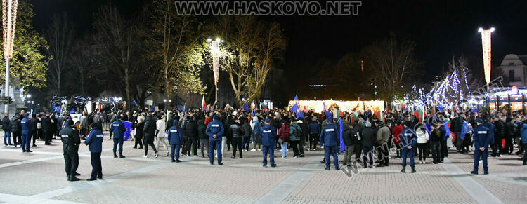 Протест „Не на омразата“ се проведе в Хасково, огласен от патриотични песни