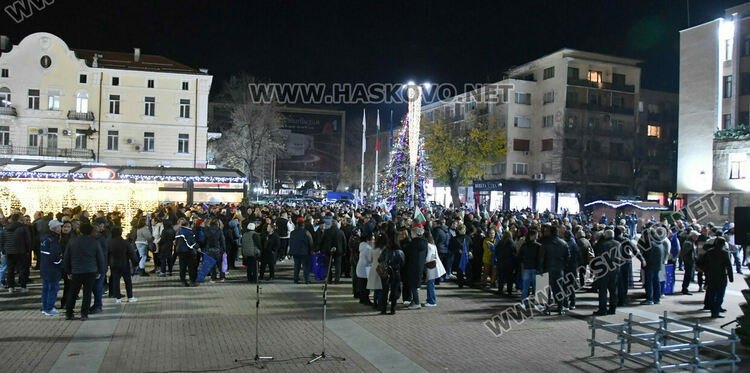 Протест „Не на омразата“ се проведе в Хасково, огласен от патриотични песни