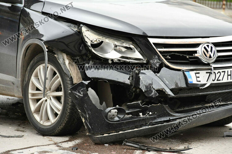 Водач на „Фолксваген“ се заби в БМВ с пътуващи майка и 2-годишно дете