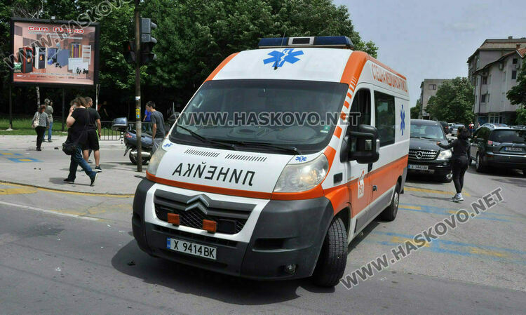 Две жени пострадаха при удар от кола на пешеходна пътека 