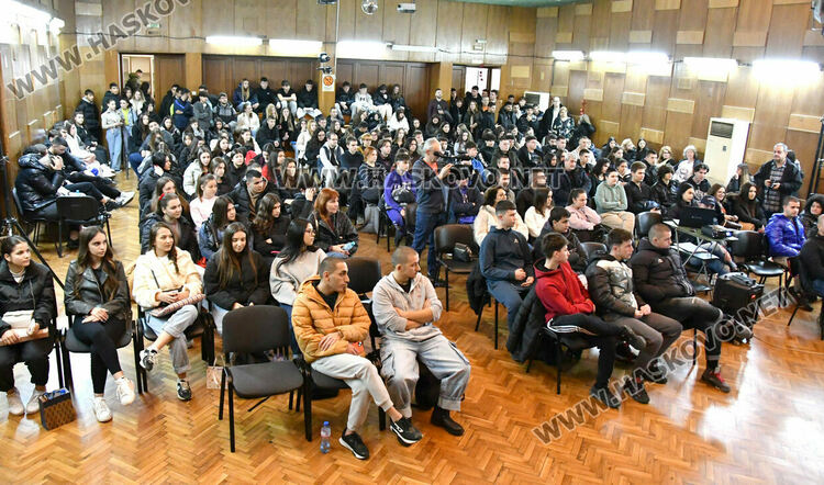 Автомобилен състезател с демонстрации и лекция за пътна безопасност в Хасково