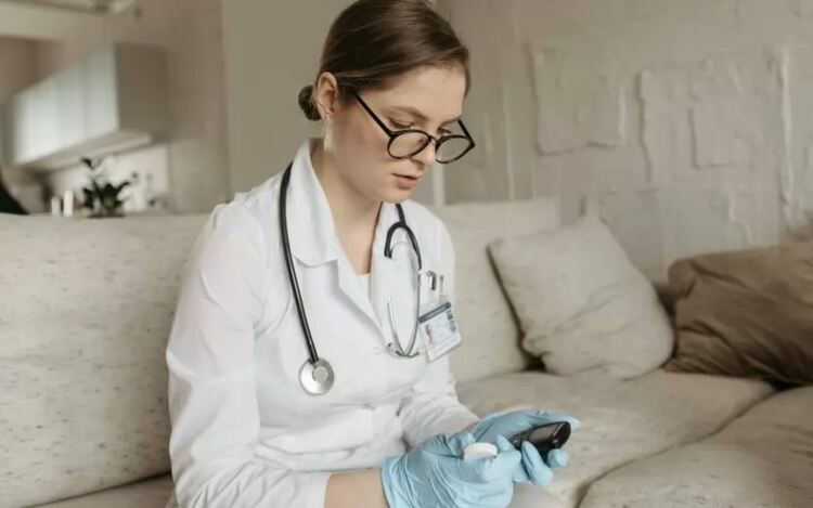 За поредна година няма да има реална възможност за посещения по домовете, предупреждават медицинските сестри.