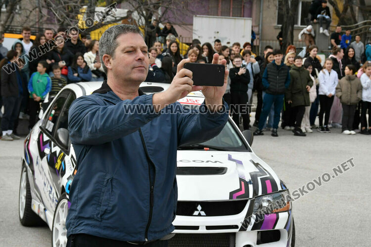 Автомобилен състезател с демонстрации и лекция за пътна безопасност в Хасково