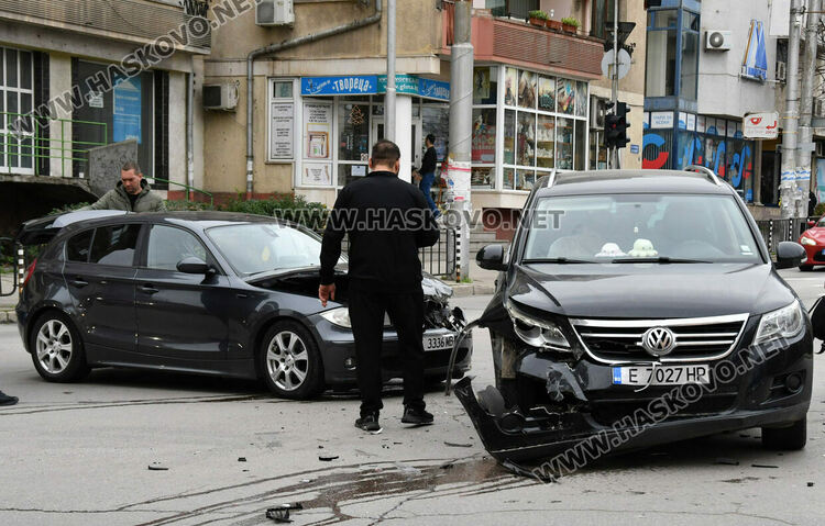 Водач на „Фолксваген“ се заби в БМВ с пътуващи майка и 2-годишно дете