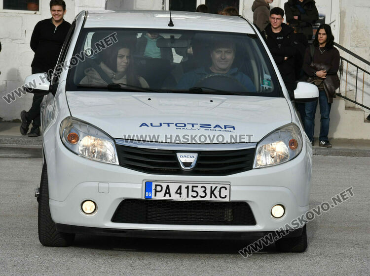 Автомобилен състезател с демонстрации и лекция за пътна безопасност в Хасково