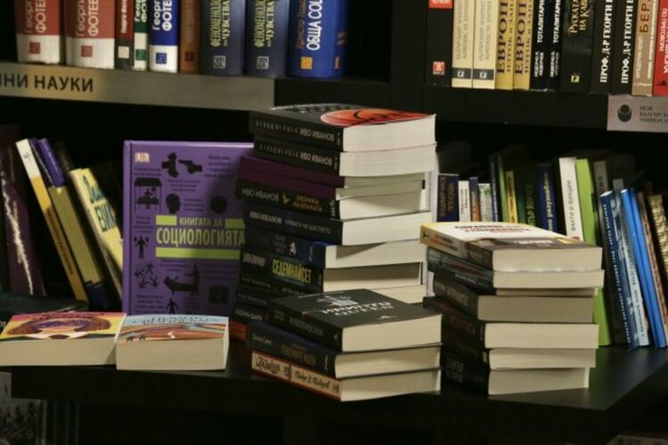 Смразяващи, мистични, нежни - няколко литературни акцента преди Коледа