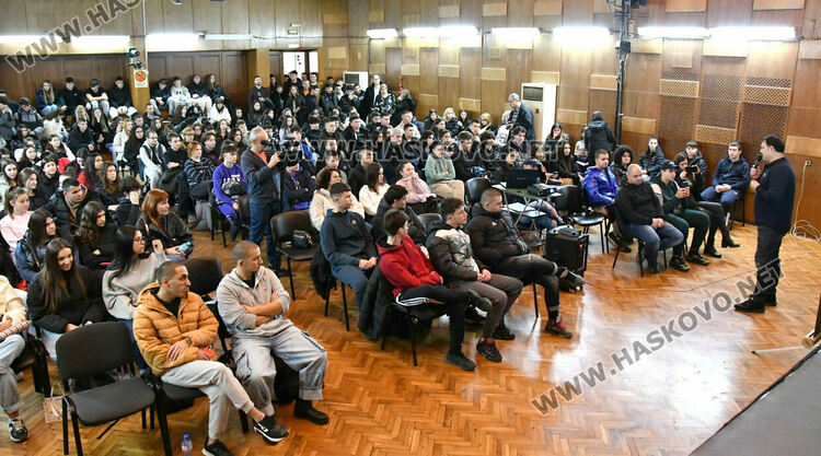 Автомобилен състезател с демонстрации и лекция за пътна безопасност в Хасково