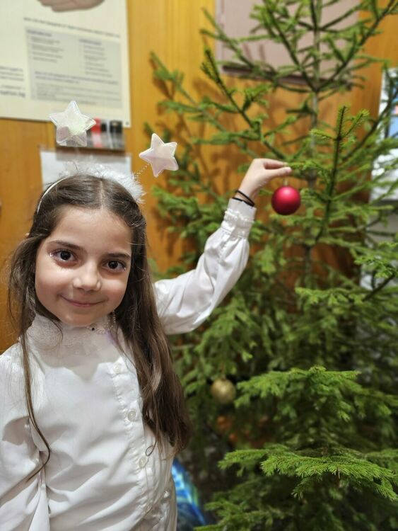        Деца украсиха елхата в РУ-Ардино