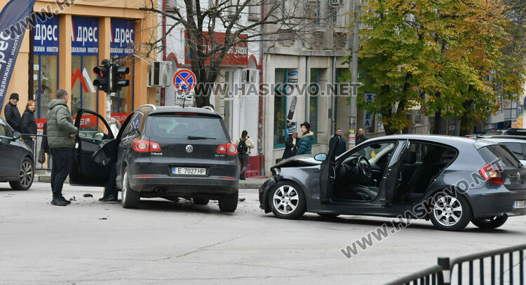 Водач на „Фолксваген“ се заби в БМВ с пътуващи майка и 2-годишно дете