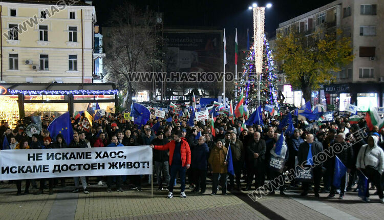 Протест „Не на омразата“ се проведе в Хасково, огласен от патриотични песни