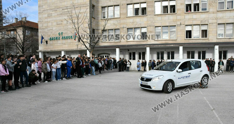 Автомобилен състезател с демонстрации и лекция за пътна безопасност в Хасково