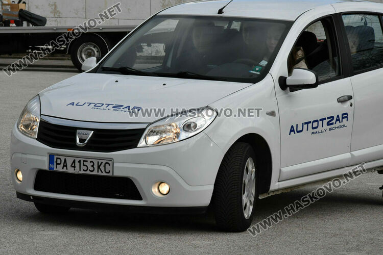 Автомобилен състезател с демонстрации и лекция за пътна безопасност в Хасково