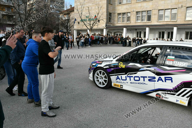 Автомобилен състезател с демонстрации и лекция за пътна безопасност в Хасково