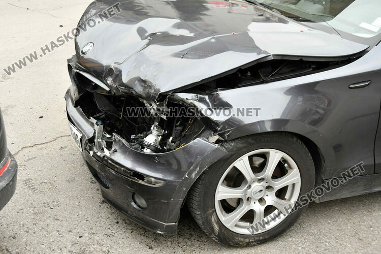 Водач на „Фолксваген“ се заби в БМВ с пътуващи майка и 2-годишно дете