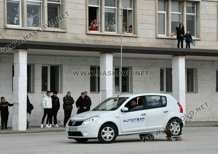 Автомобилен състезател с демонстрации и лекция за пътна безопасност в Хасково