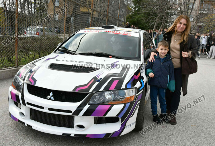 Автомобилен състезател с демонстрации и лекция за пътна безопасност в Хасково