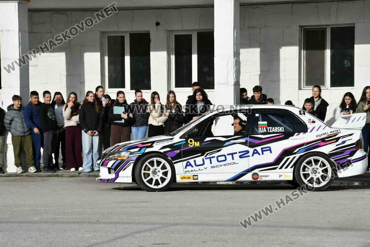 Автомобилен състезател с демонстрации и лекция за пътна безопасност в Хасково