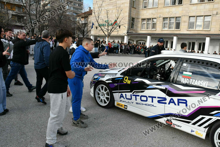 Автомобилен състезател с демонстрации и лекция за пътна безопасност в Хасково