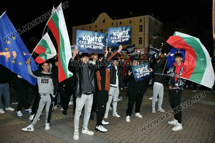 Протест „Не на омразата“ се проведе в Хасково, огласен от патриотични песни
