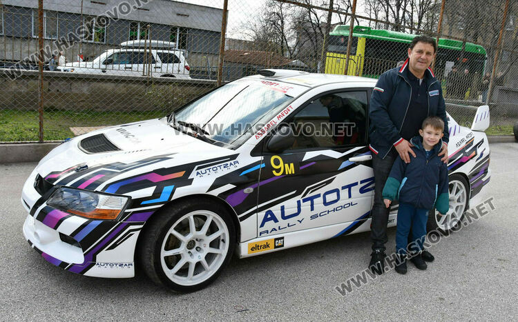 Автомобилен състезател с демонстрации и лекция за пътна безопасност в Хасково