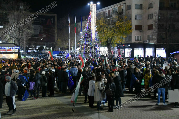 Протест „Не на омразата“ се проведе в Хасково, огласен от патриотични песни