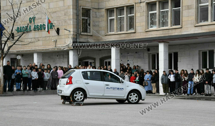 Автомобилен състезател с демонстрации и лекция за пътна безопасност в Хасково