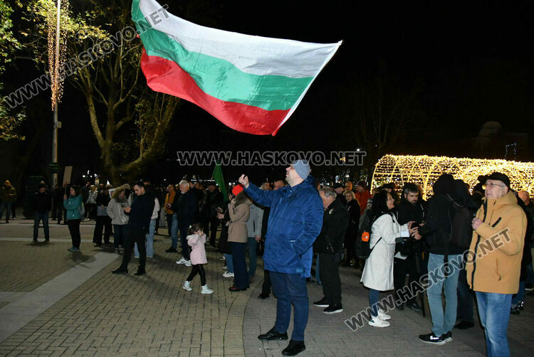 Стотици скандираха „Оставка“ и поискаха европейско бъдеще за България без Борисов и Пеевски