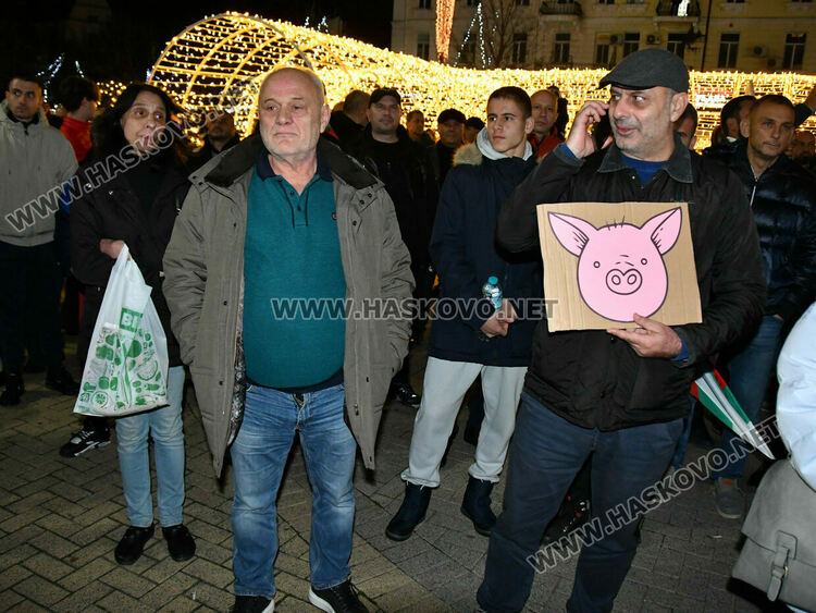 Стотици скандираха „Оставка“ и поискаха европейско бъдеще за България без Борисов и Пеевски