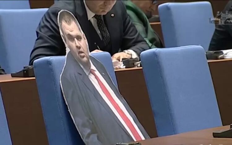 Опозицията замести липсващия Пеевски с картонена фигура.