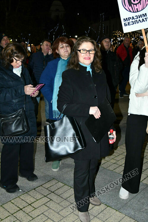 Стотици скандираха „Оставка“ и поискаха европейско бъдеще за България без Борисов и Пеевски