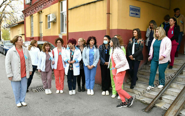Медсестри от Онкоболницата в Хасково на протест заради обидно ниски заплати